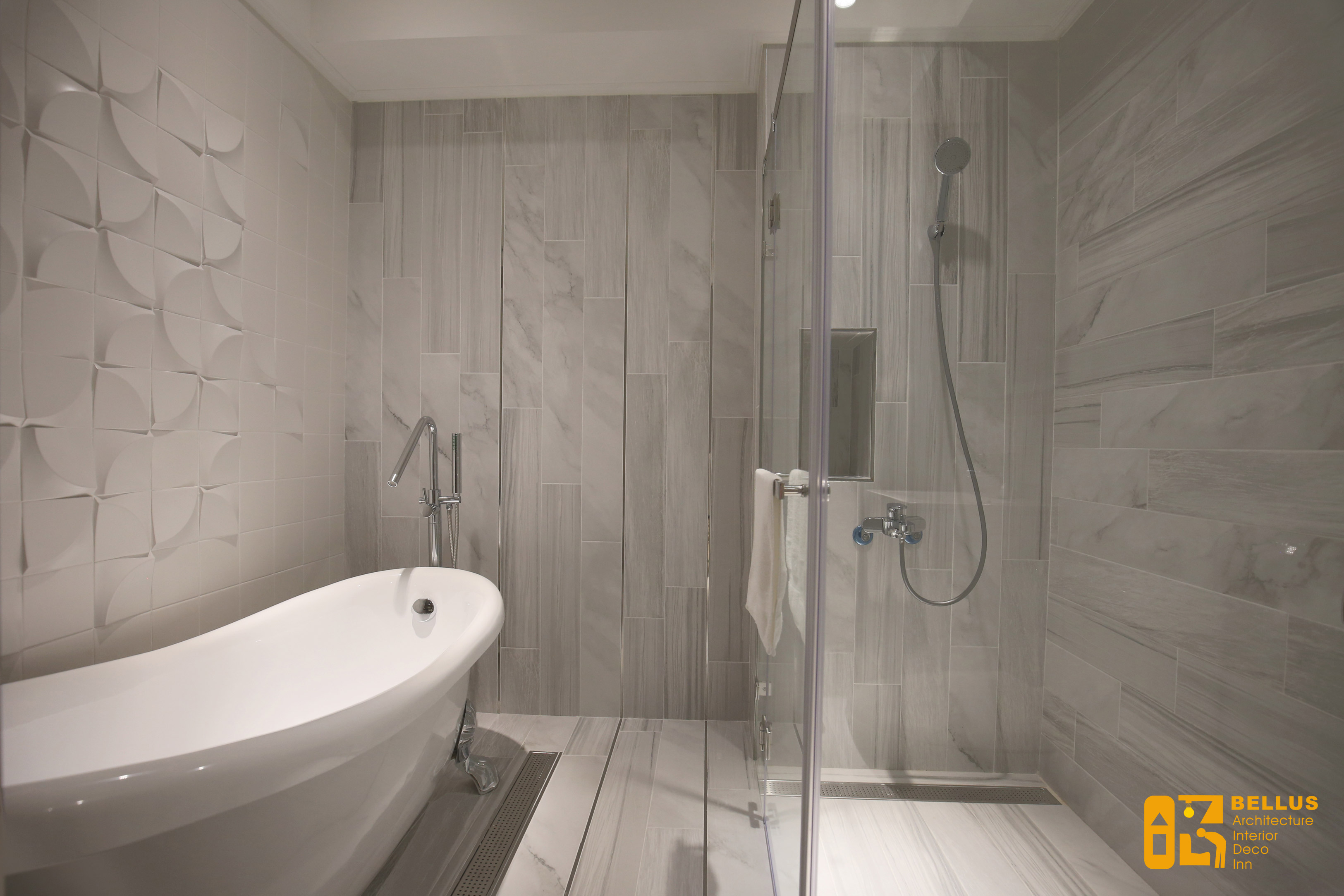 衛浴空間選用潔淨明亮的灰白 色系，似花瓣形狀所呈現的凹凸壁面,搭配白色的純粹