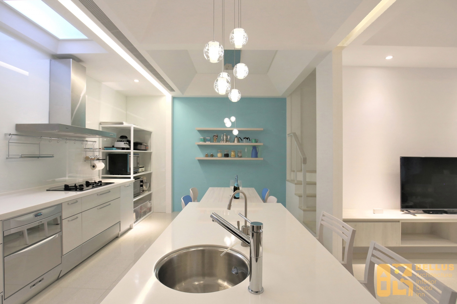 廚具區並有效利用天井玻璃自然採光,因應建築節能,利用天花造型延伸立面光縫,切割出不同區域