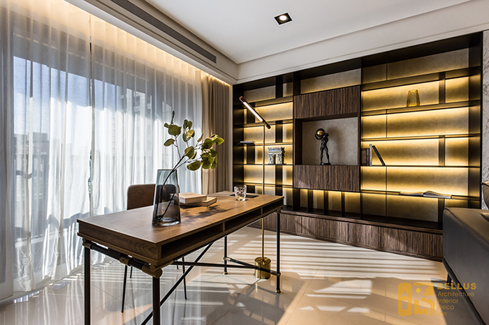 以鐵件線條作為部分開放櫃，上下掀式的收納櫃使空間乾淨俐落。採用金屬立燈，利用光影,創造不同斜角效果，增加空間的視覺通透感。