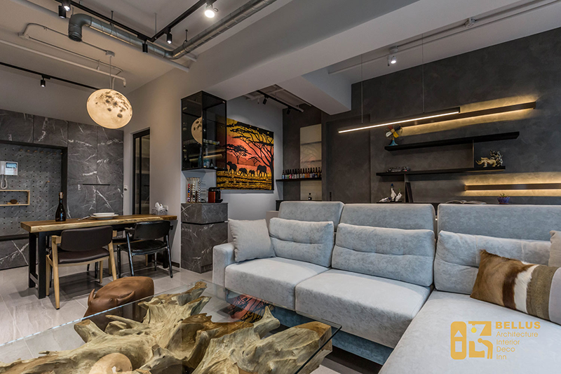 牆上非洲掛畫、漂流木搭配玻璃的桌几加上動物造型矮凳，不僅是軟裝更讓整個空間有不一樣的文化特色。