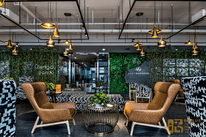 天花吊燈、地面茶几選以金屬材質妝點，為沉穩的空間綴上精緻質感